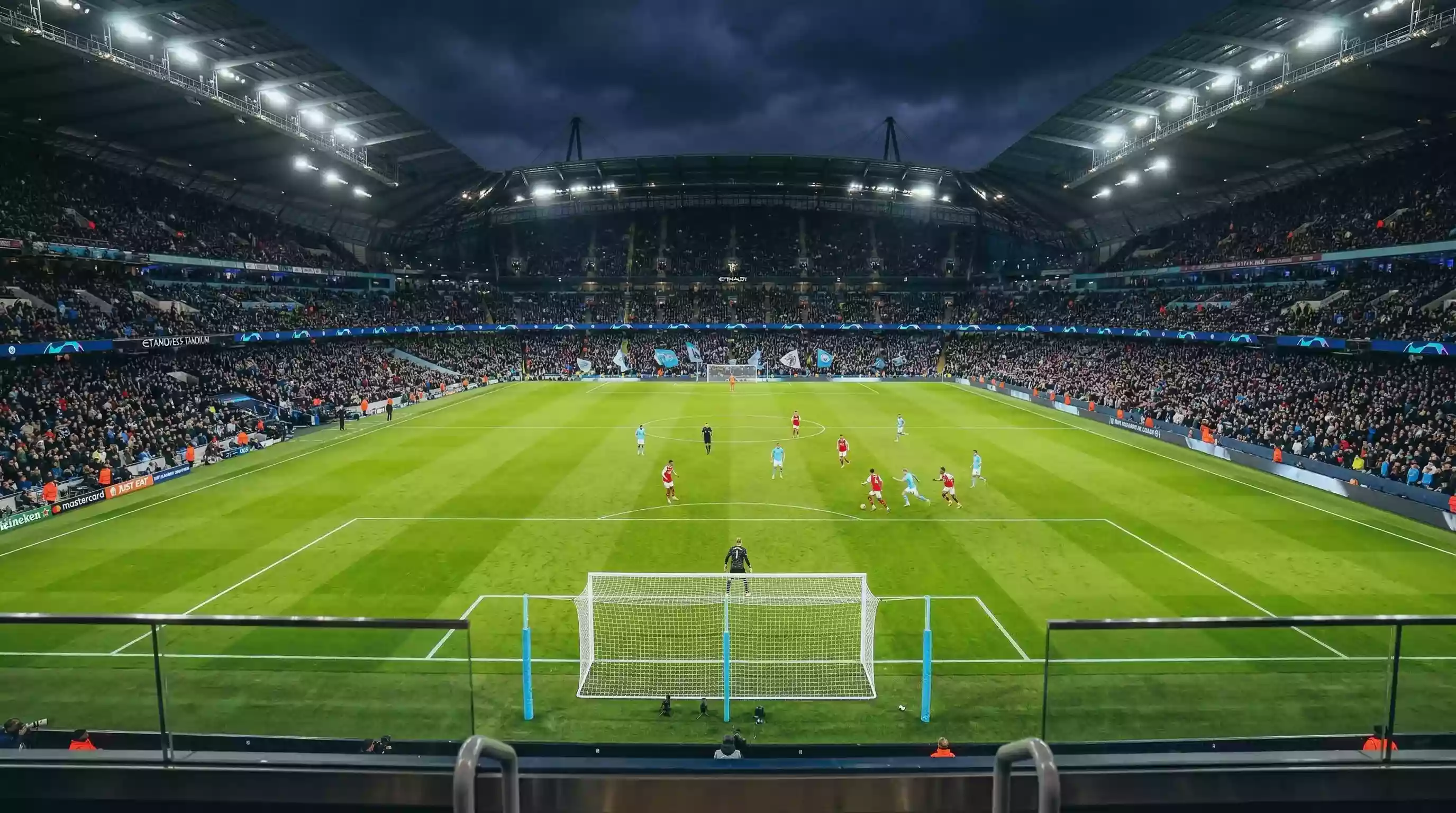 Fußballstadion bei Flutlicht mit dynamischen Quoteneinblendungen für Live-Wetten